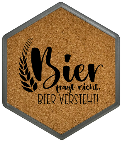 Kork Untersetzer mit Flaschenöffner und Motiv Bier Fragt Nicht, Bier Versteht!