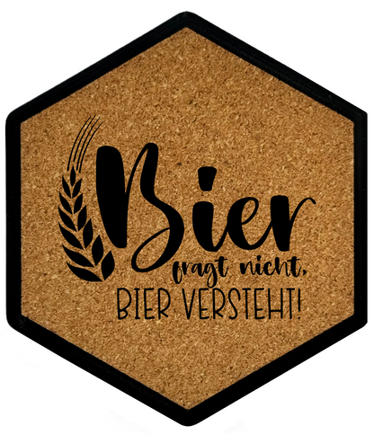 Kork Untersetzer mit Flaschenöffner und Motiv Bier Fragt Nicht, Bier Versteht!
